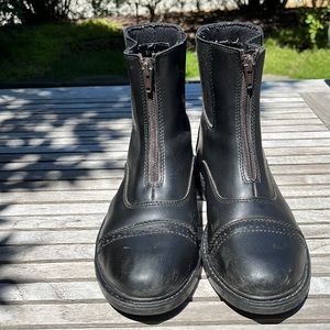 Tuffrider women’s riding boots. Size 7.5. Black. Well loved.